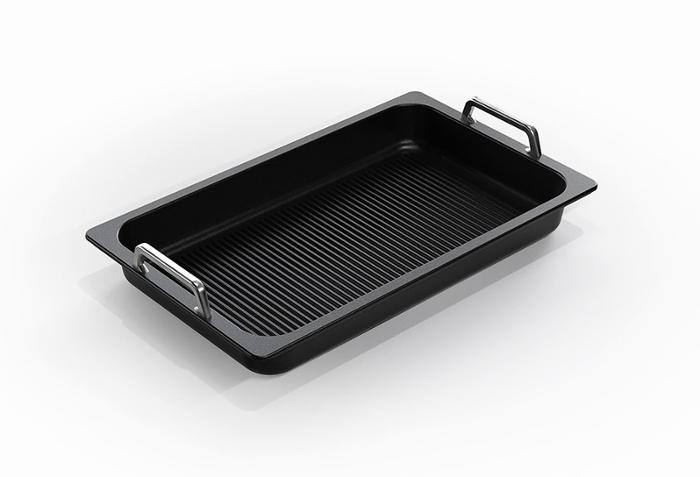 Съд по гастронорм Grill с дръжки GN 1/1-55, лят алуминий с Lotan® незалепващо покритие - spareparts.tomeko.bg Съд по гастронорм Grill с дръжки GN 1/1-55, лят алуминий с Lotan® незалепващо покритие